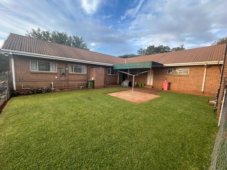4 Bedroom Property for Sale in Hartbeesfontein AH North West